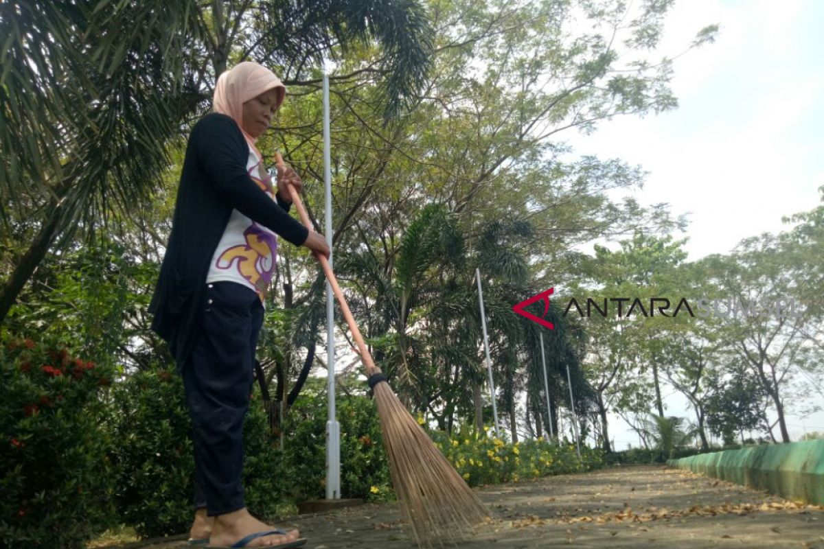 Petugas kebersihan JSC mampu kuliahkan anak hingga lulus