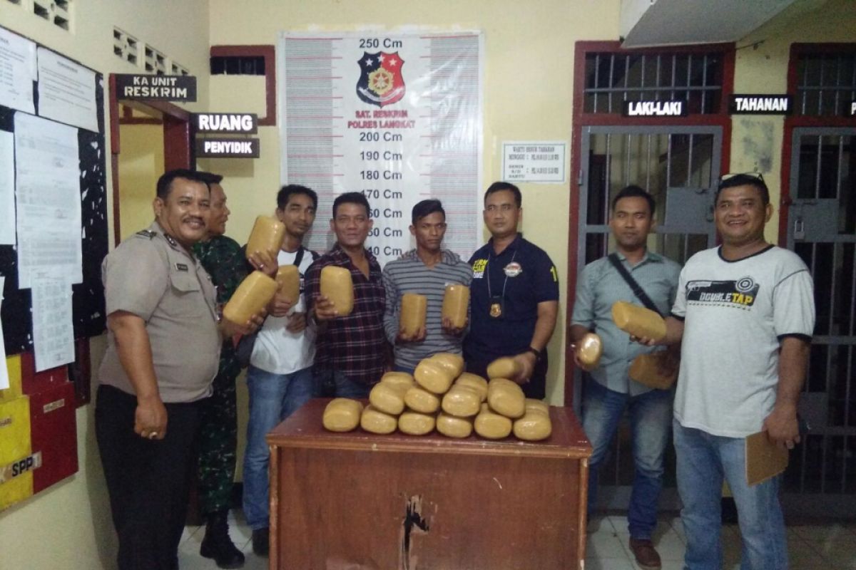 Polisi amankan pembawa 31 kilogram ganja