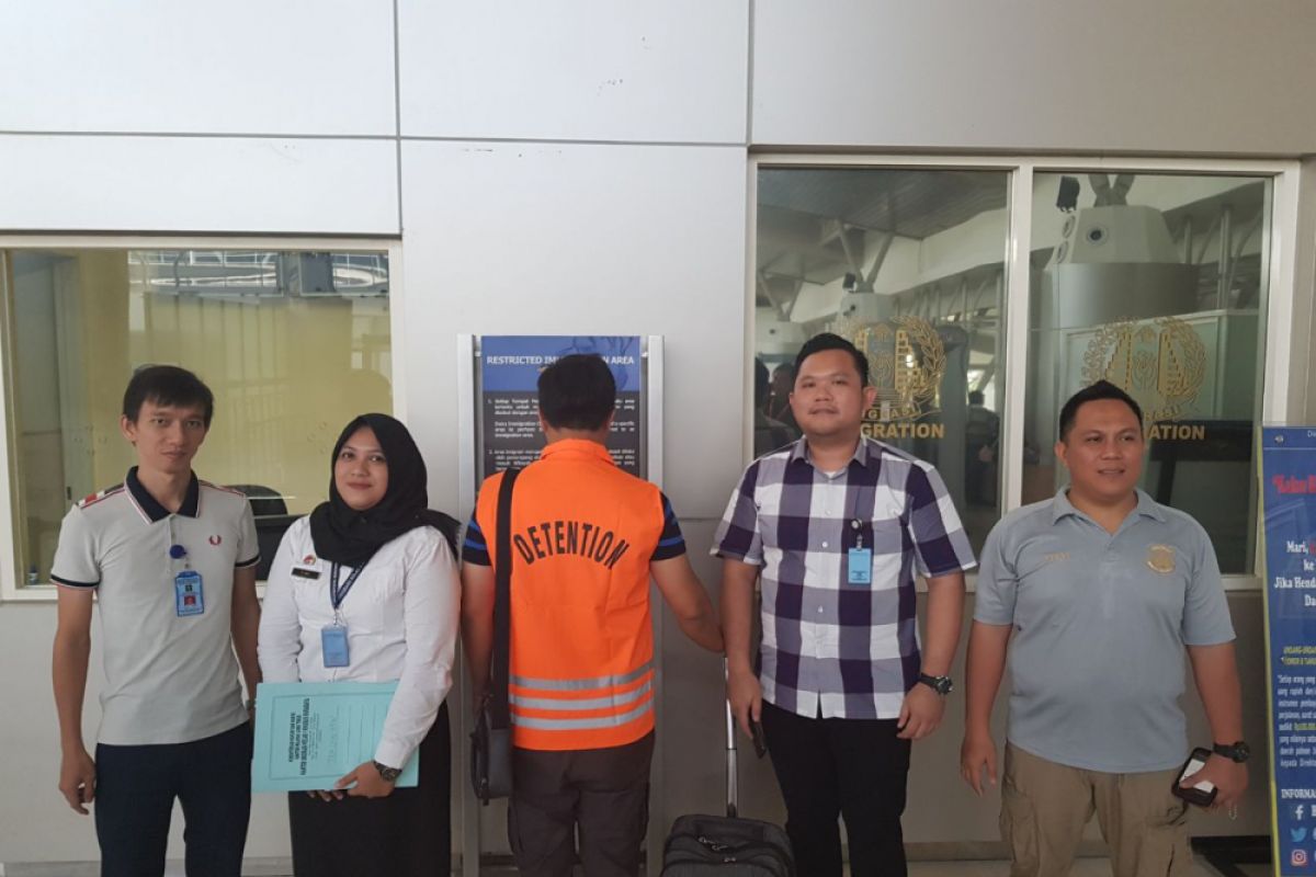 Imigrasi Surabaya Deportasi Tiga WNA