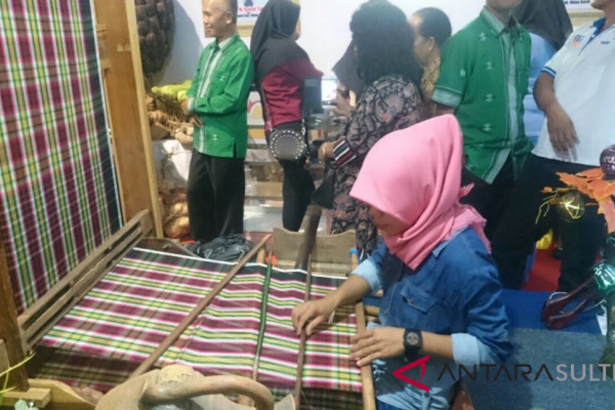 Usaha tenun tradisional Muna Barat kesulitan pemasaran