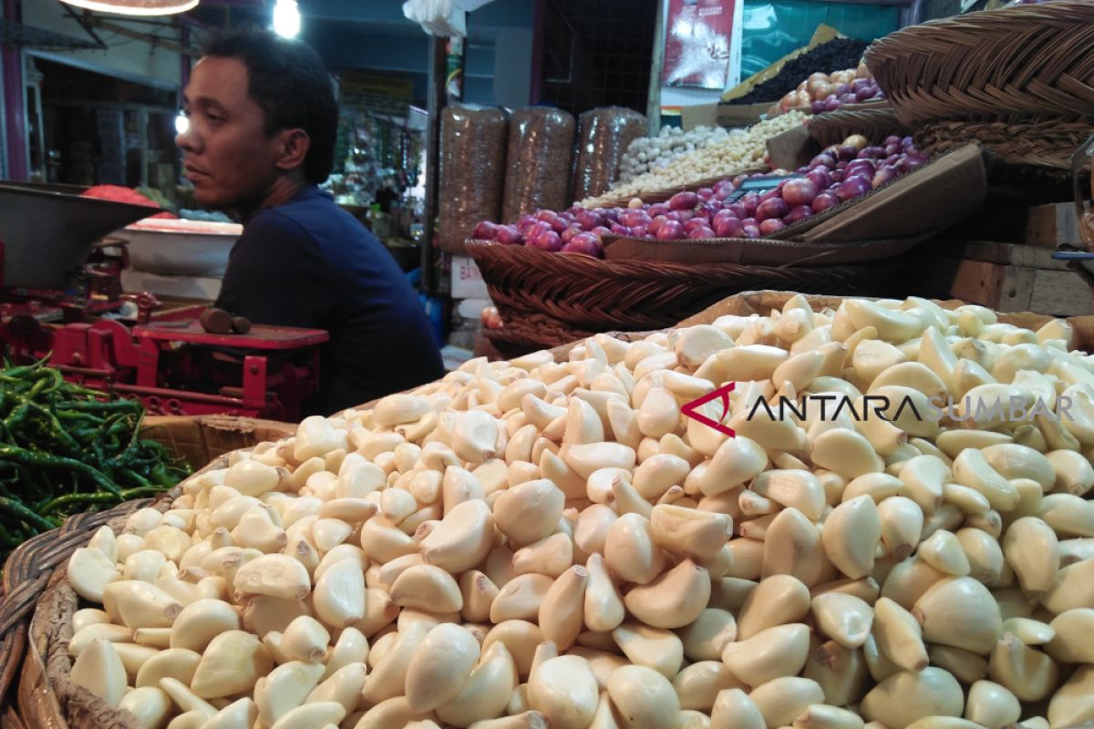 Jelang Ramadhan, harga bawang dan ayam potong naik di Pasar Raya Padang