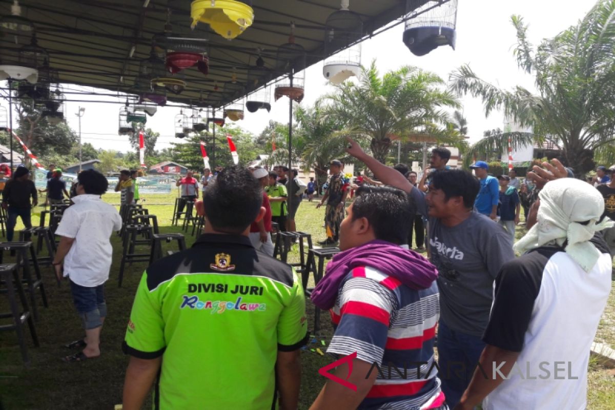 Peserta Lomba Burung Ramai-ramai Turunkan Burung Dari Gantangan