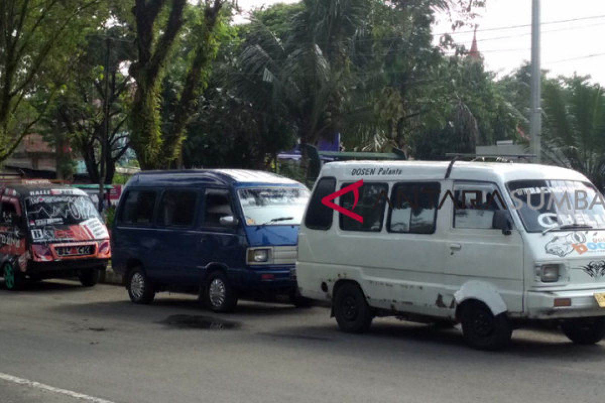 Alasan pemilik dan sopir angkot di Agam minta revisi UU LLAJ ditunda