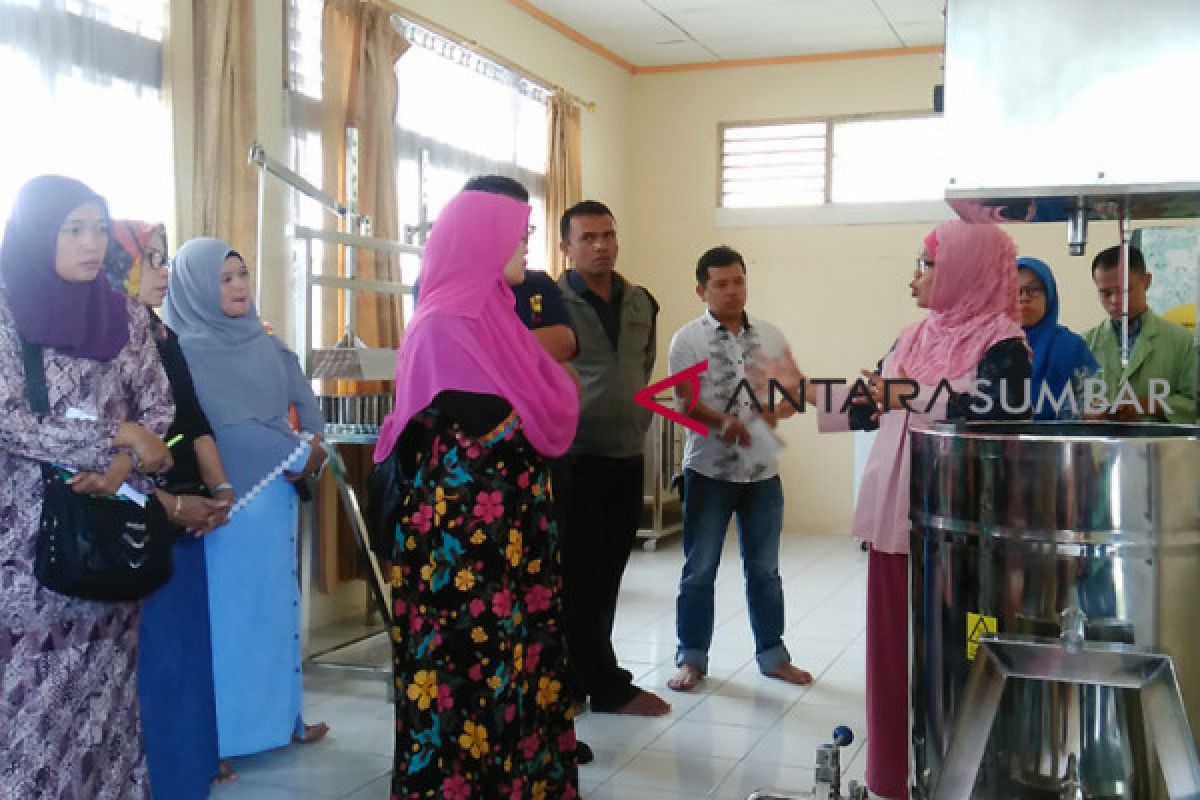 Pengusaha pengolahan susu di enam kabupaten/kota Sumbar belajar produksi keju di Padang Panjang