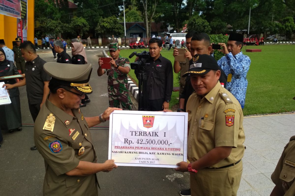 Ini penghargaan Pemkab Agam kepada penyelenggara pilwana terbaik