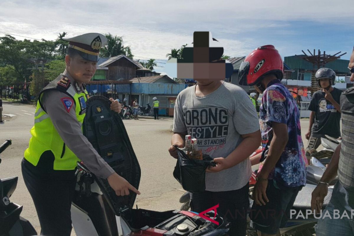 Polisi Temukan Miras Pada Operasi Patuh Mansinam Raja Ampat