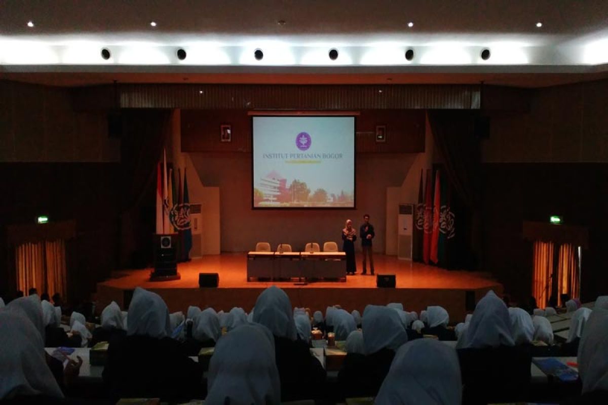 Pengalaman pertama siswa Madrasah Aliyah bilingual Sidoarjo di IPB