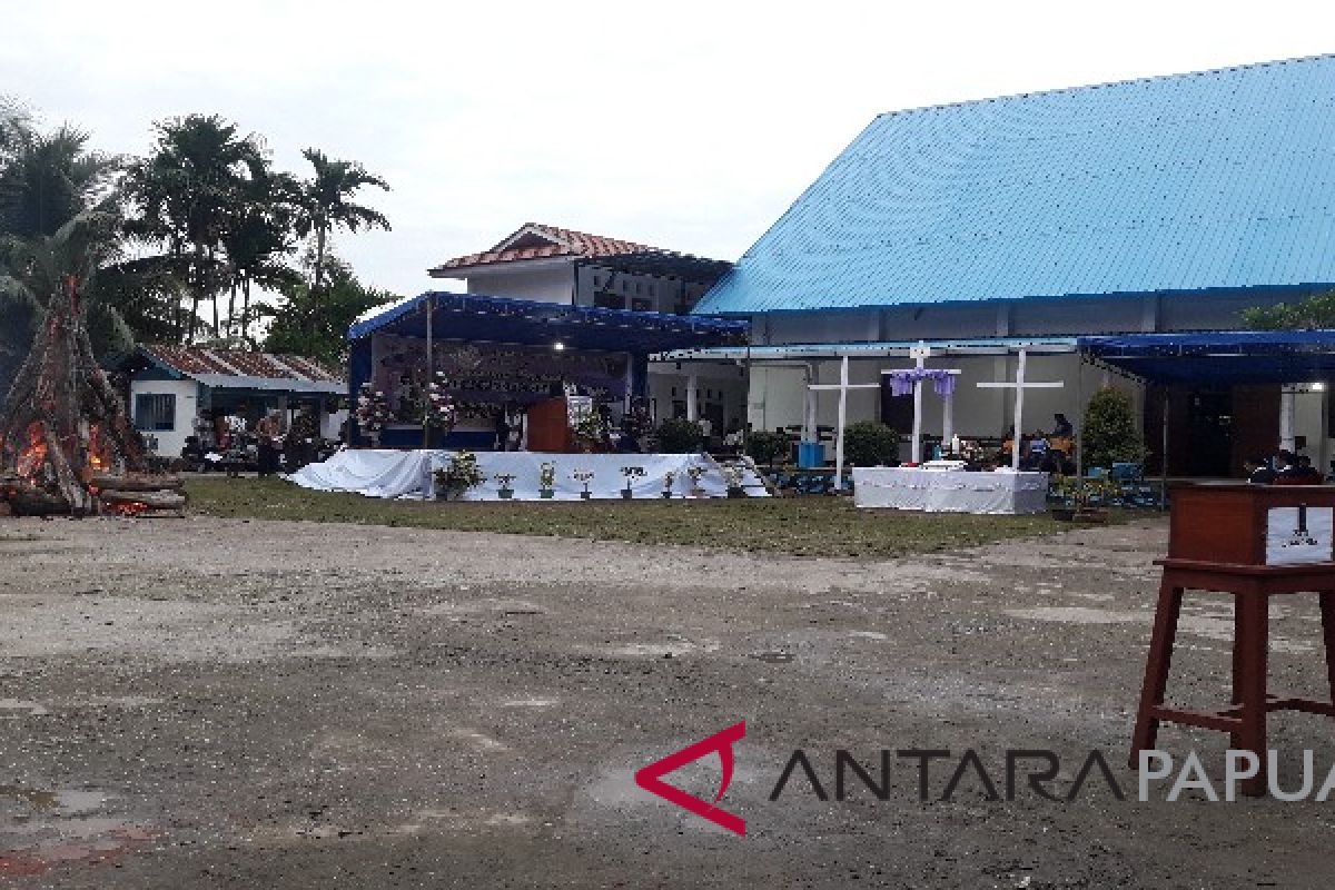 Jemaat GKI Jayapura hadiri ibadah fajar Paskah