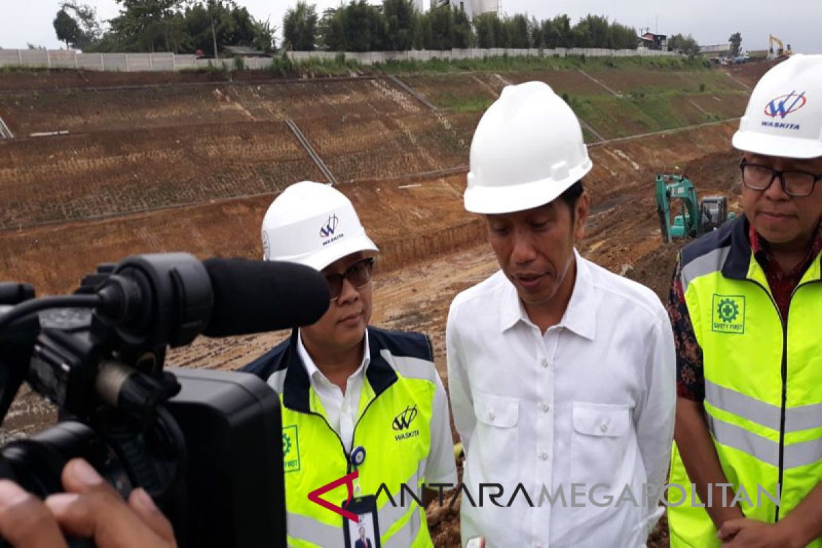 Presiden Jokowi tinjau bendungan Wajo