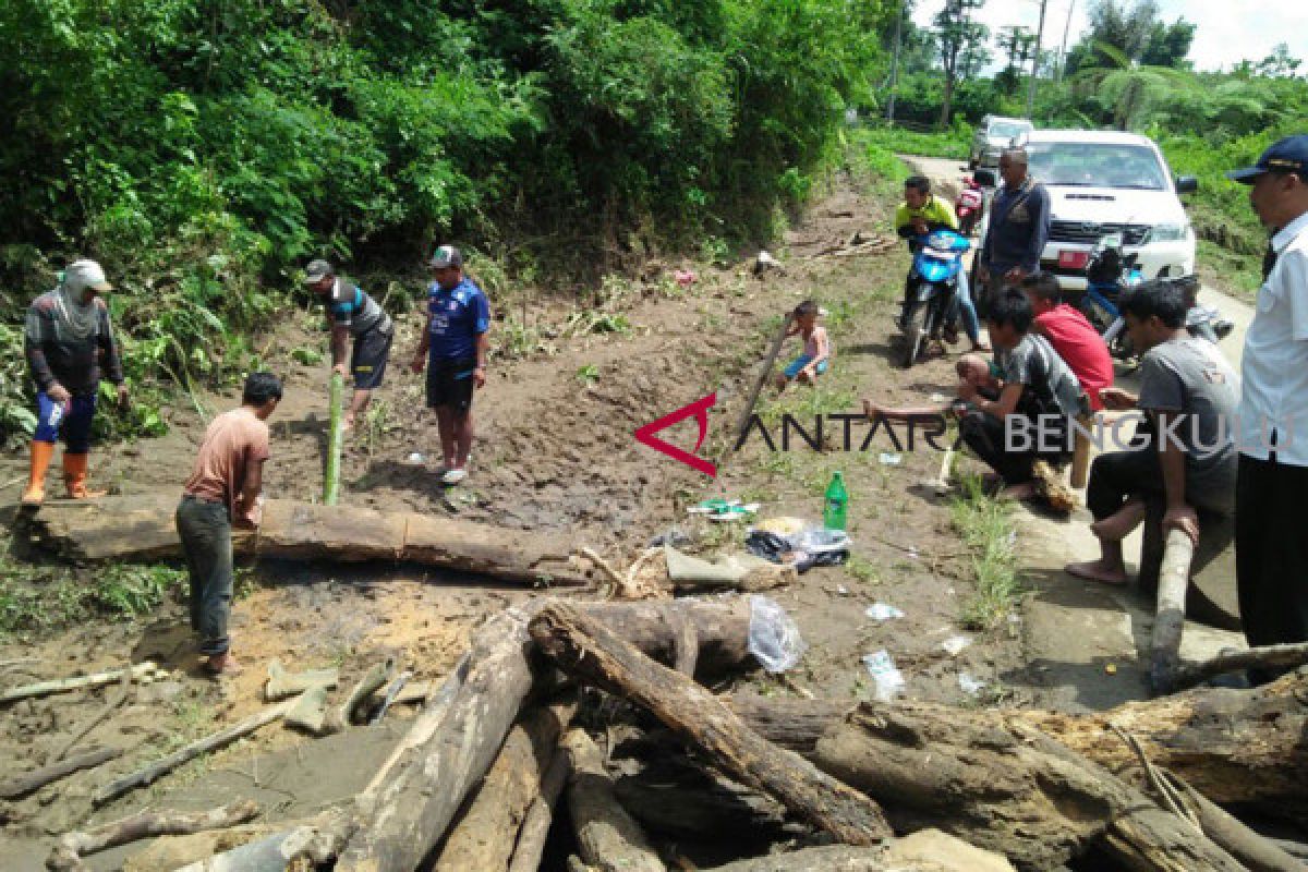 Luapan Sungai Air Kati Sindang Dataran rusak jalan kabupaten