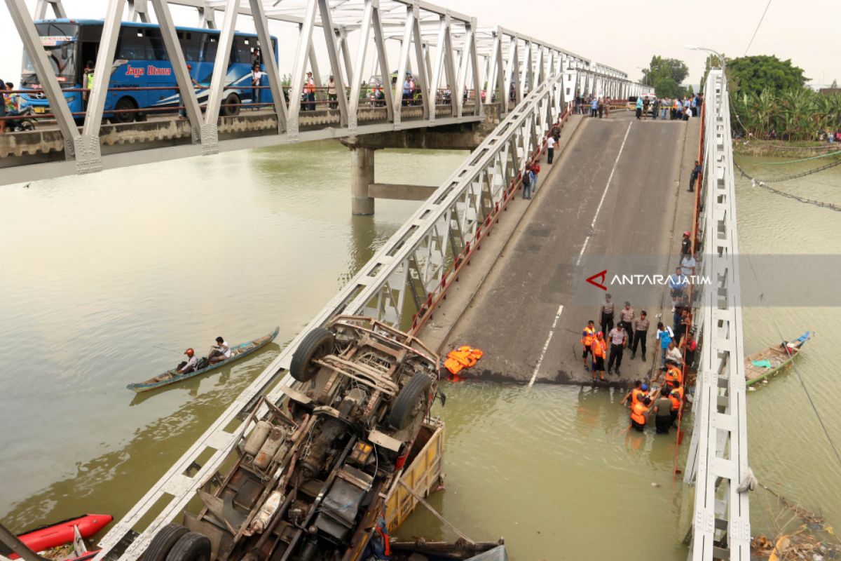 West Section of Widang Bridge Collapses