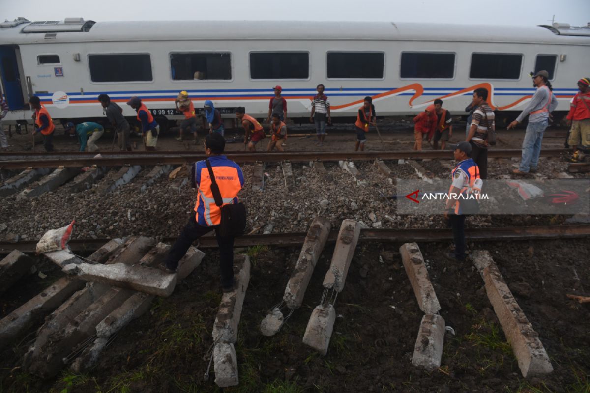 KAI Ganti Rel Rusak Akibat Kecelakaan Sancaka