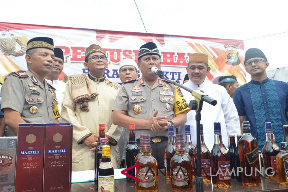 Kapolda Lampung pimpin pemusnahan ribuan botol minuman keras