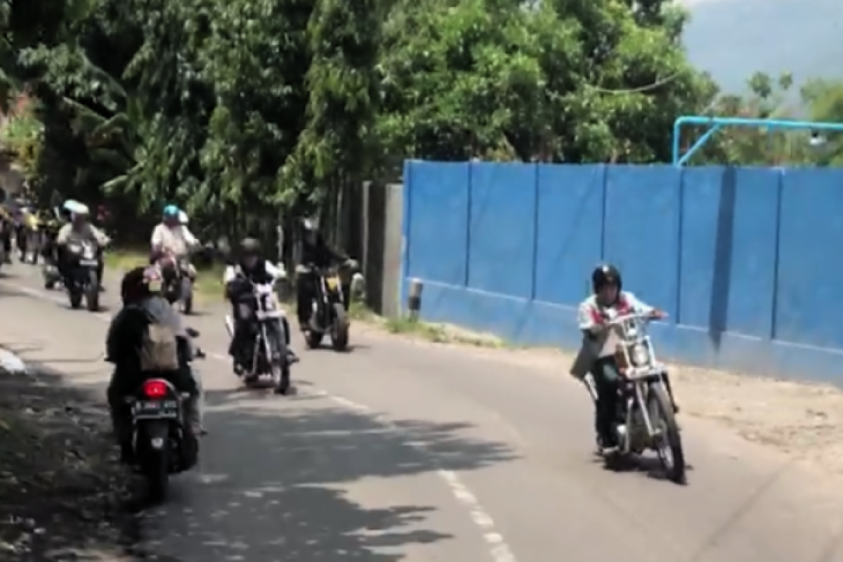 Ke Sukabumi, Jokowi Kendarai Motor Royal Enfield Bullet 350 cc