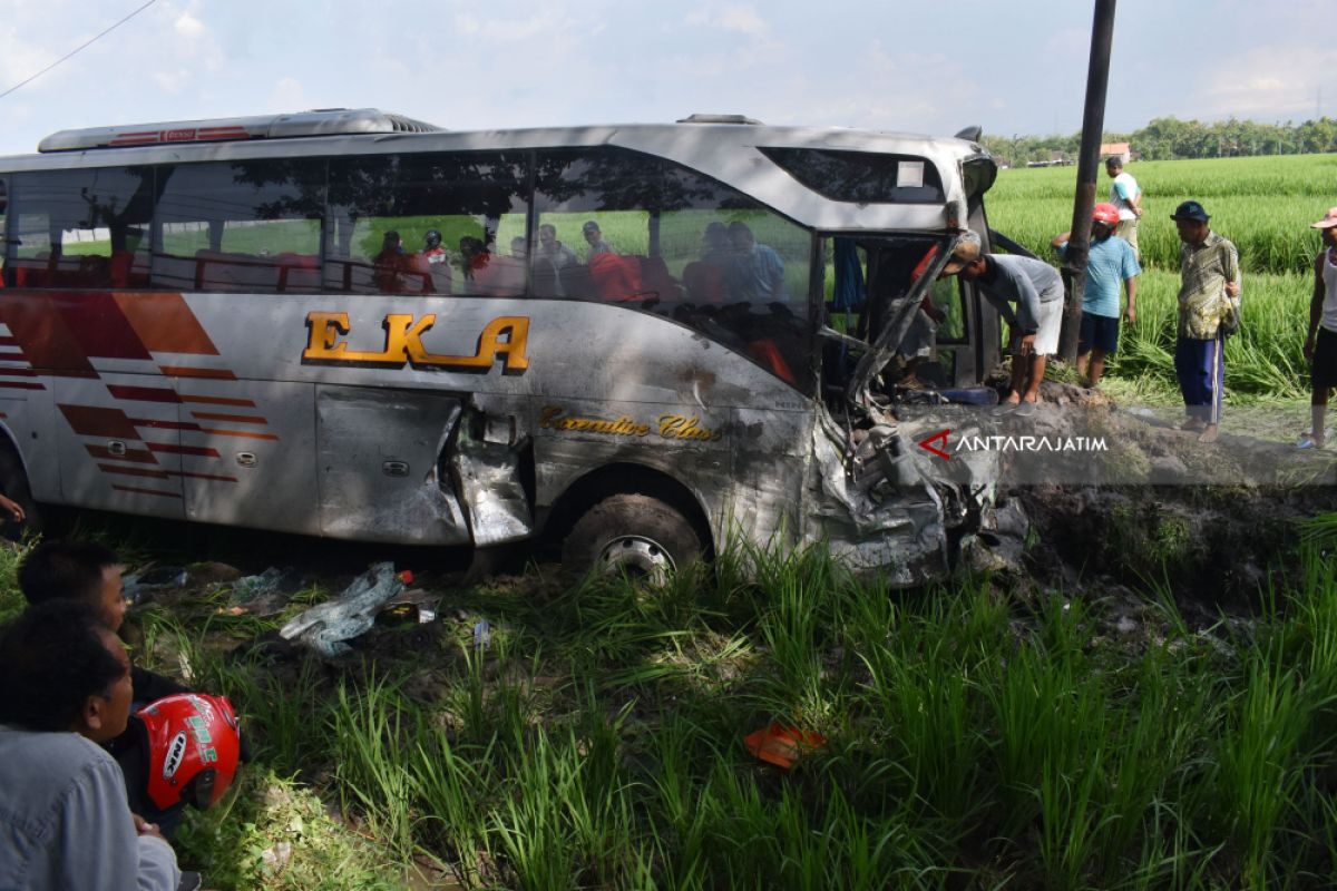 Tiga Bus Terlibat Kecelakaan di Ngawi (Video)
