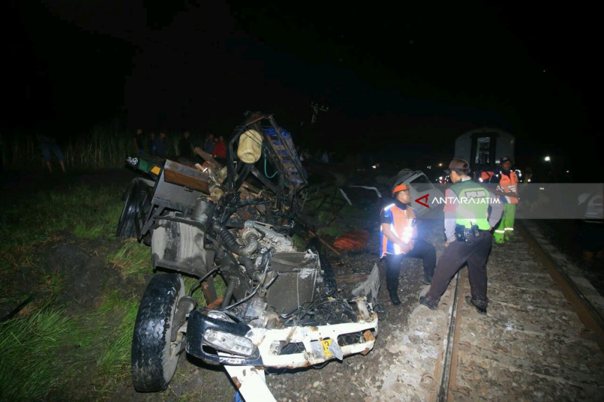 PT KAI Evakuasi Lokomotif KA Sancaka yang Terguling