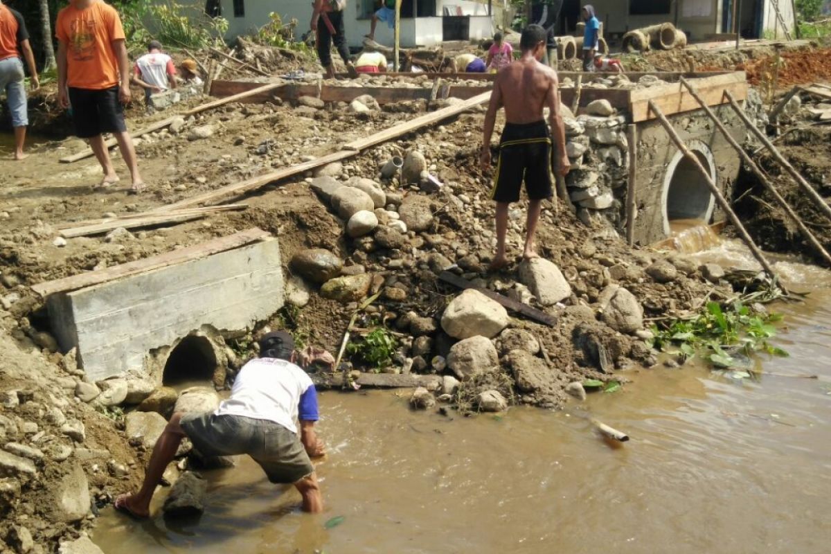 Wujud Kemanunggalan TNI-Rakyat, Kubangan Lumpur Bukan Halangan