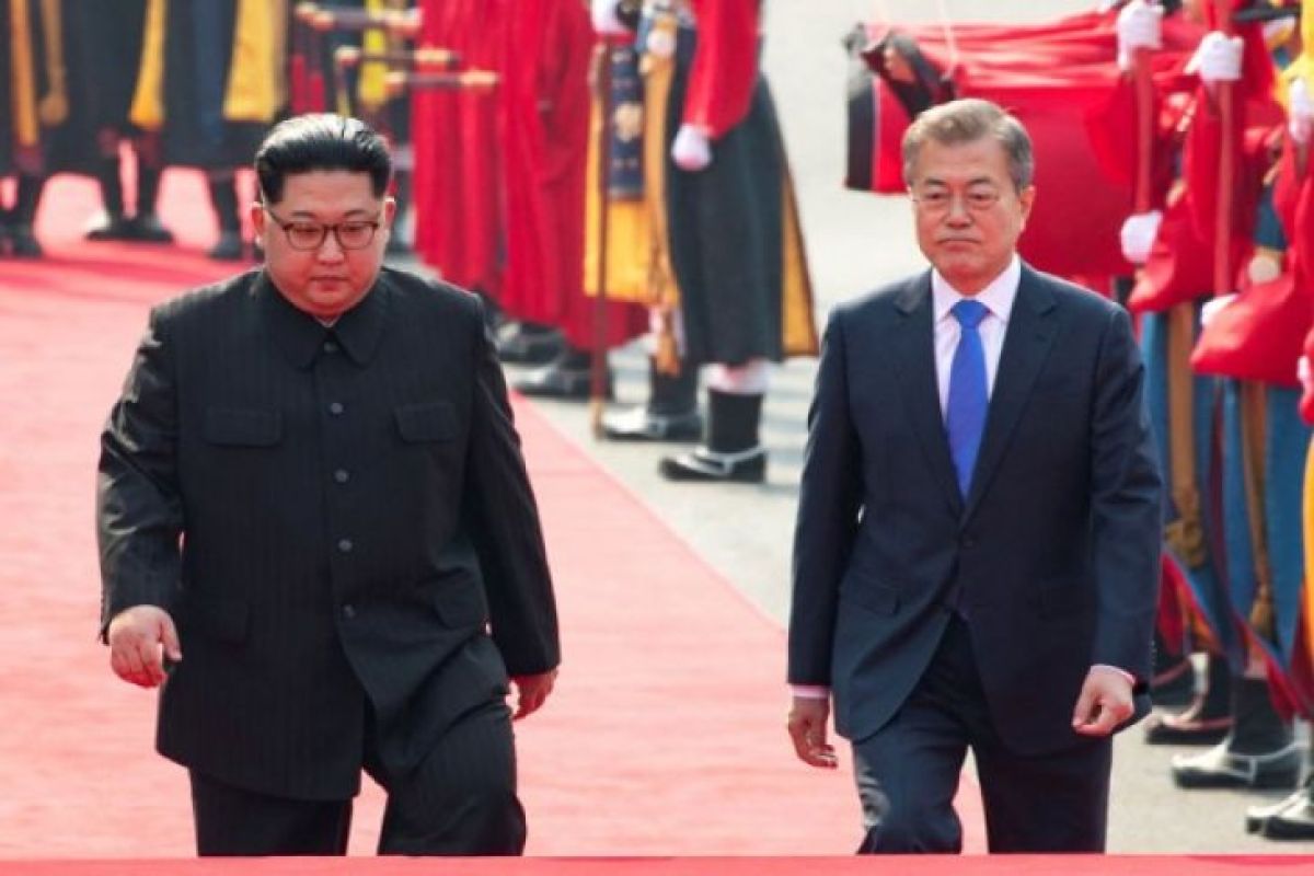 Senyuman dan jabat tangan warnai mulainya pertemuan pemimpin Korea