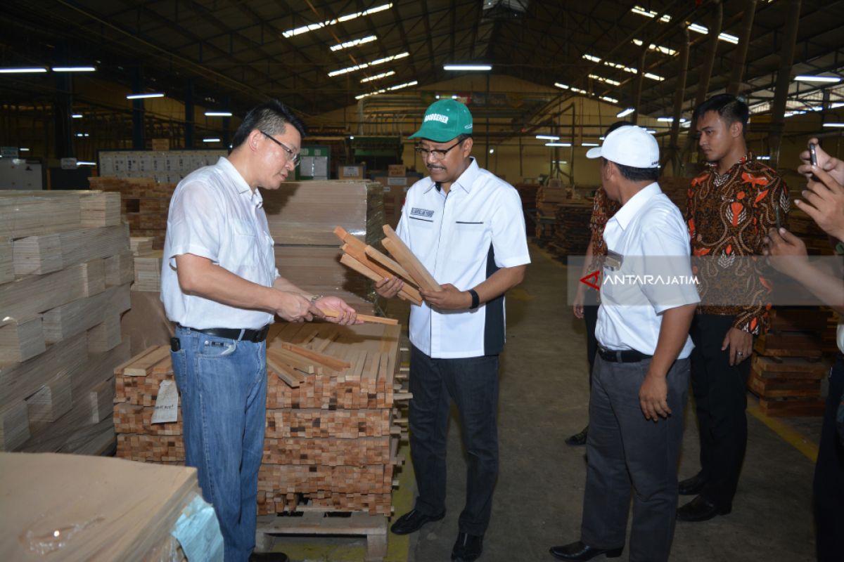 Gus Ipul Komitmen Dorong Industri Mebel Jatim