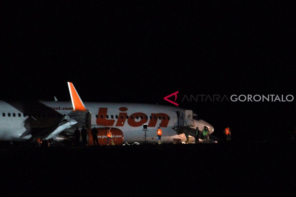 Pesawat Lion Air Tergelincir Mulai Dievakuasi