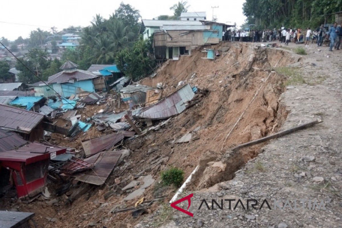 Yusran pimpin penanggulangan bencana longsor di Desa Telemow