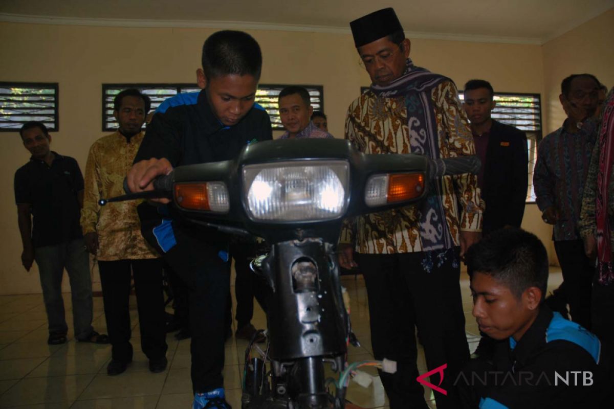 Mensos ajak warga NTB berani laporkan pungli