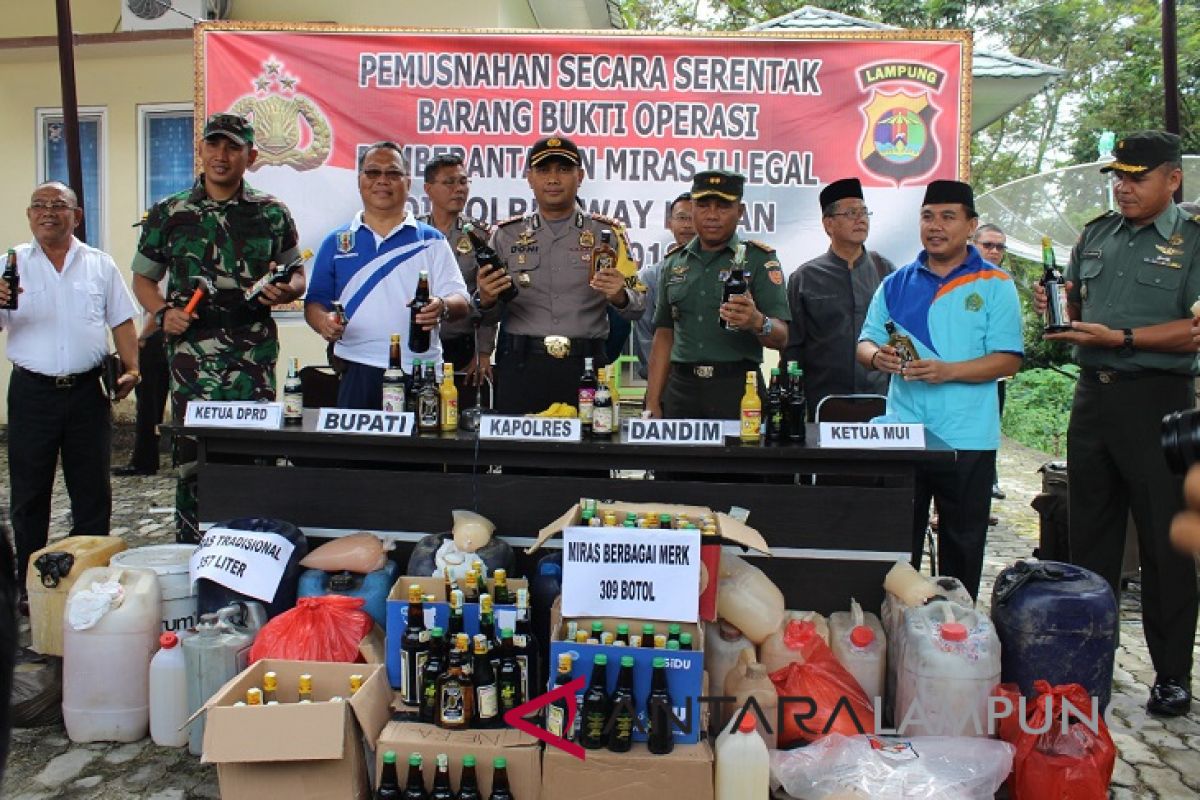 Ratusan botol minuman keras dimusnahkan di Waykanan