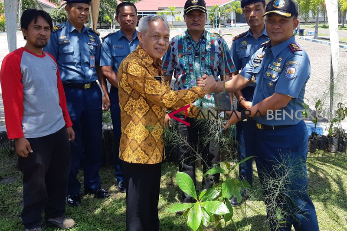 Danlanal serahkan 1.500 bibit mangrove untuk Mukomuko