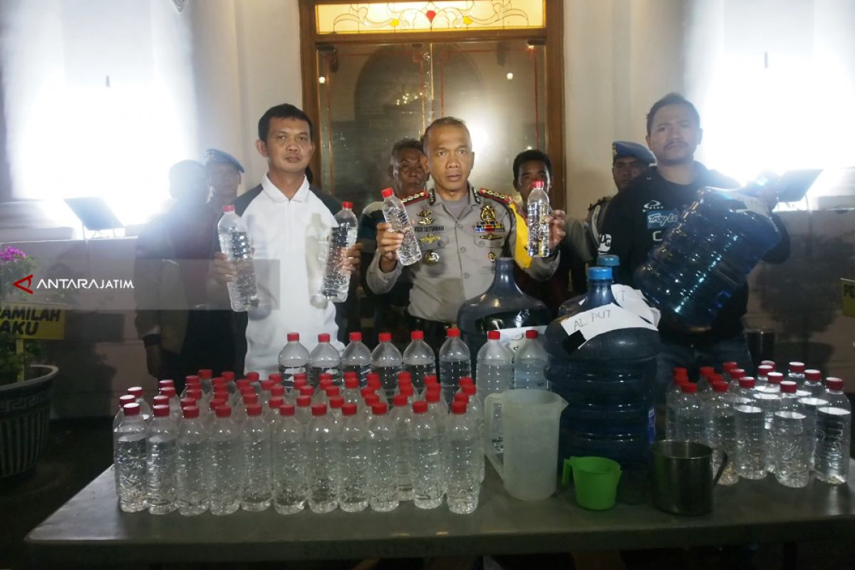 Polisi Tetapkan Tersangka Penjual dan Peracik Minuman Keras Mematikan (Video)