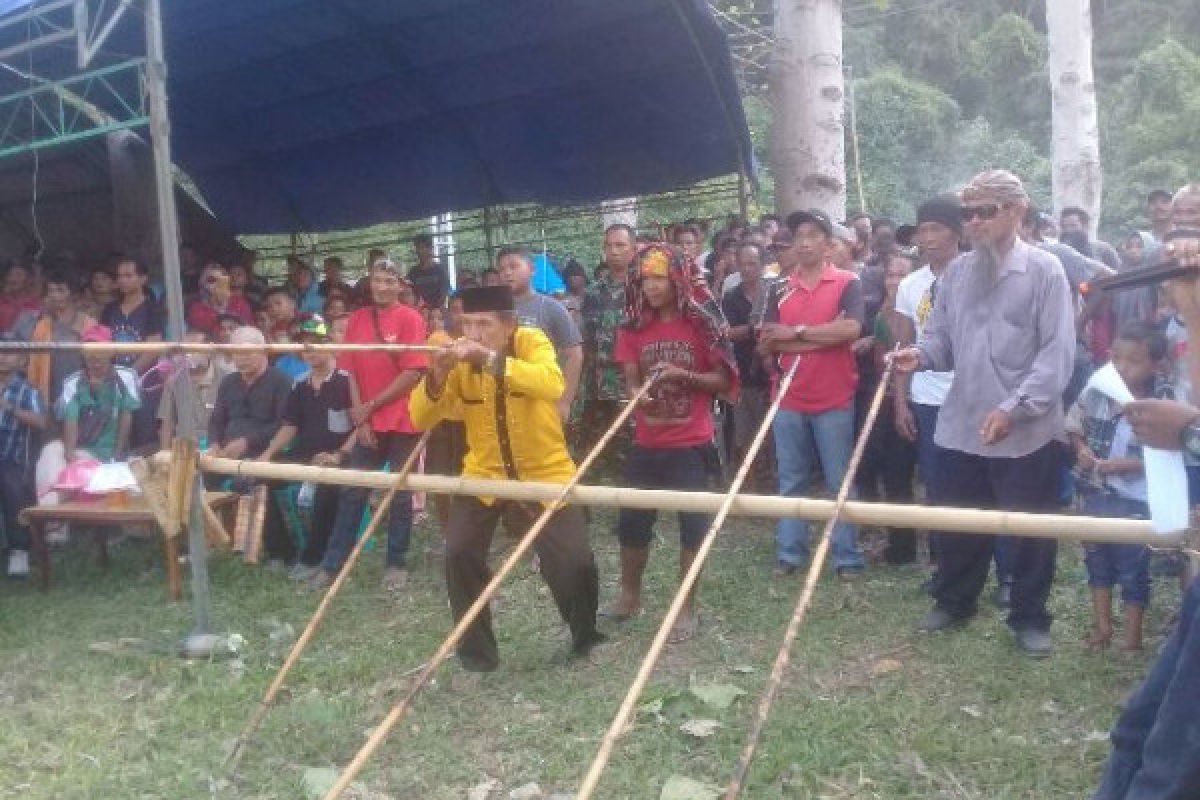 Warga suku Lauje gelar lomba arung jeram dan sumpit