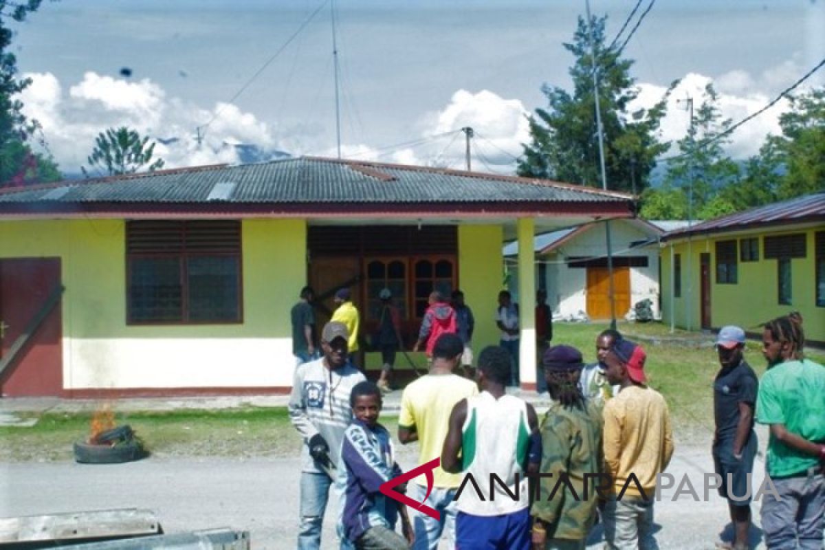 Pengusaha Papua memalang pintu Kantor PJN V Jayawijaya