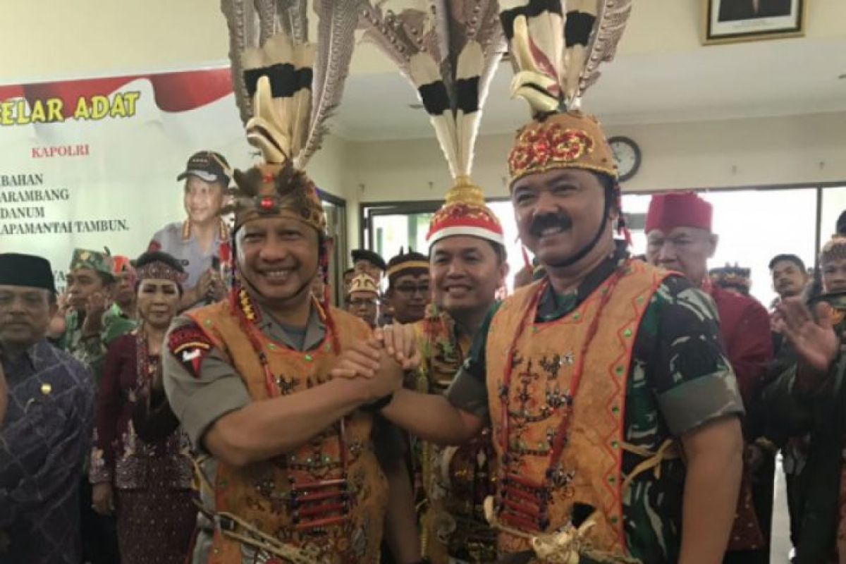 Panglima TNI dan Kapolri Diberi Gelar Kehormatan Dayak