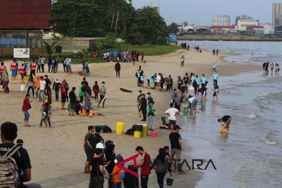 Thousands of people clean up Balikpapan Bay after oil spill