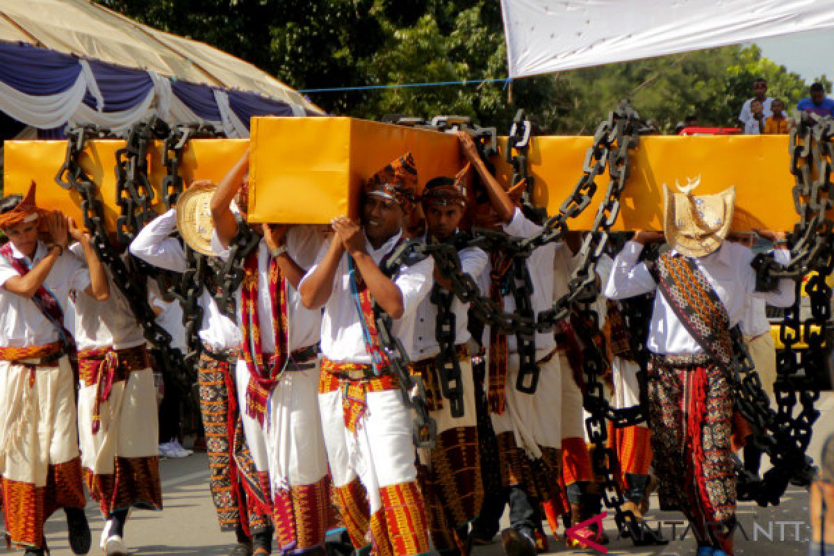 Hundreds of interfaith youngsters Enliven Easter parade in Kupang