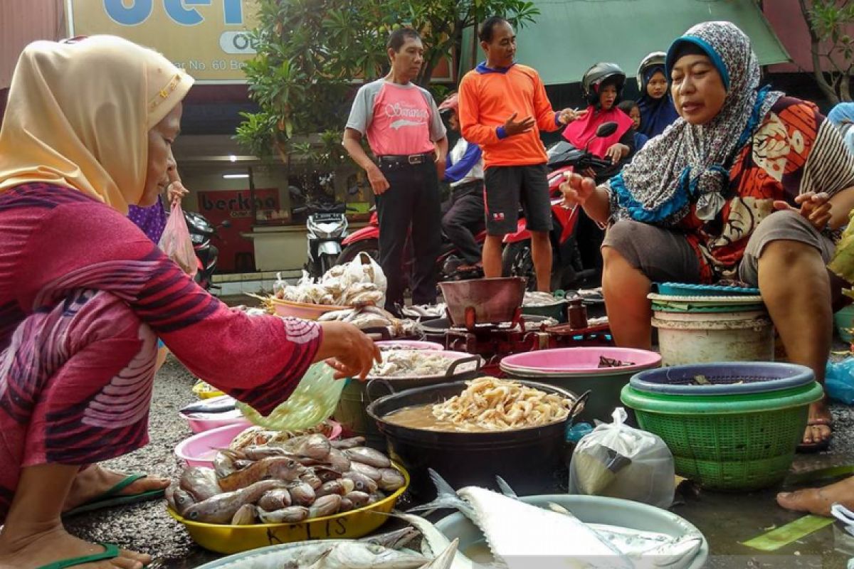 Pedagang Perkirakan Harga Ikan Laut di Bojonegoro akan Naik