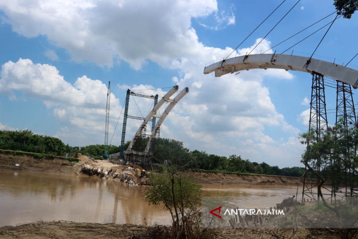 Kementerian PU Awasi Keamanan Pembangunan Jembatan Bengawan Solo (Video)