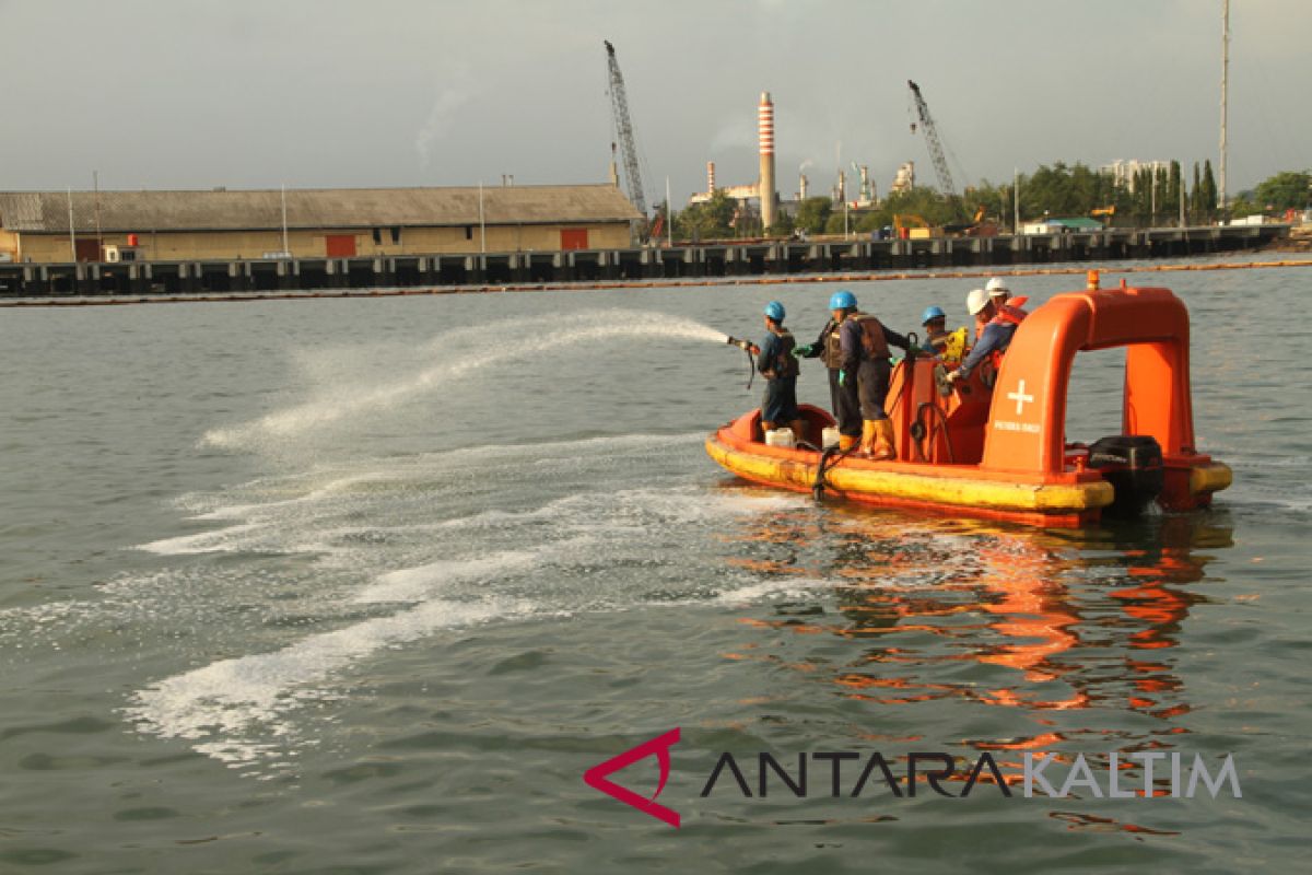 Perairan Teluk Balikpapan sudah hampir bersih dari minyak