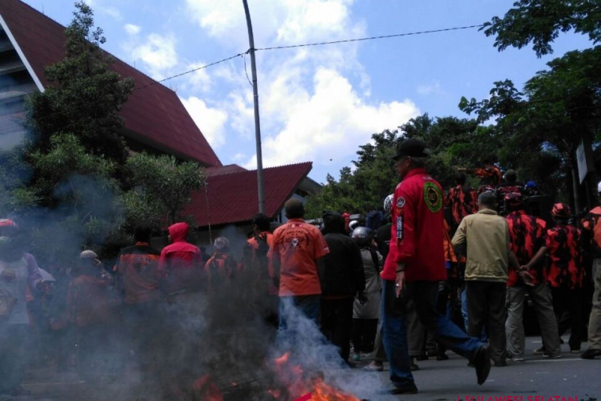 Pendukung  DIAmi datangi kantor DPRD Makassar