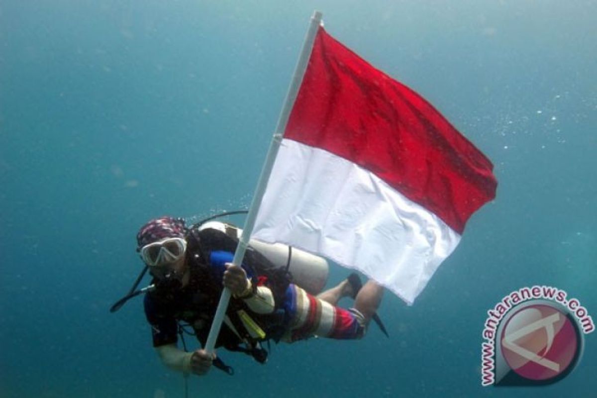 Pengibaran Bendera Merah Putih di dasar laut peroleh Rekor Muri