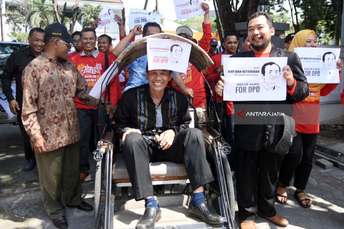 Nadjib Hamid Naik Becak Daftar Calon DPD RI
