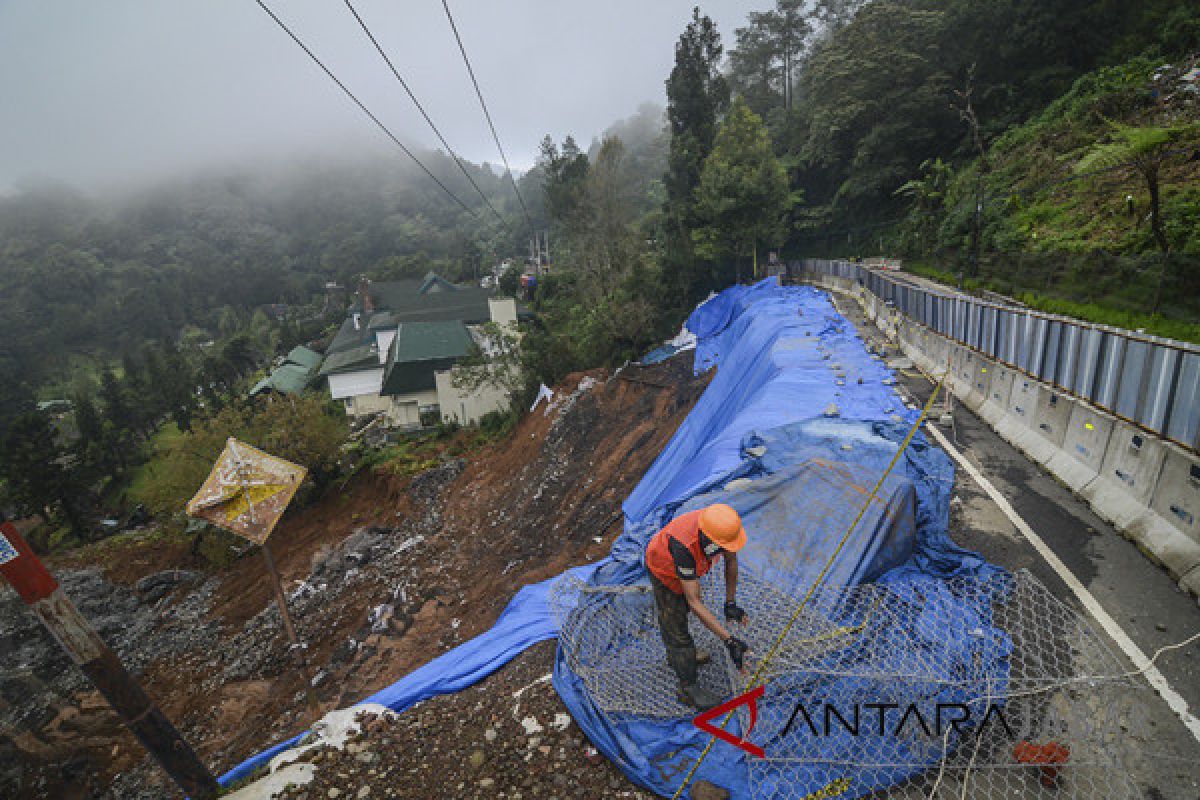 Dinas PUPR Riau siagakan alat berat antisipasi longsor