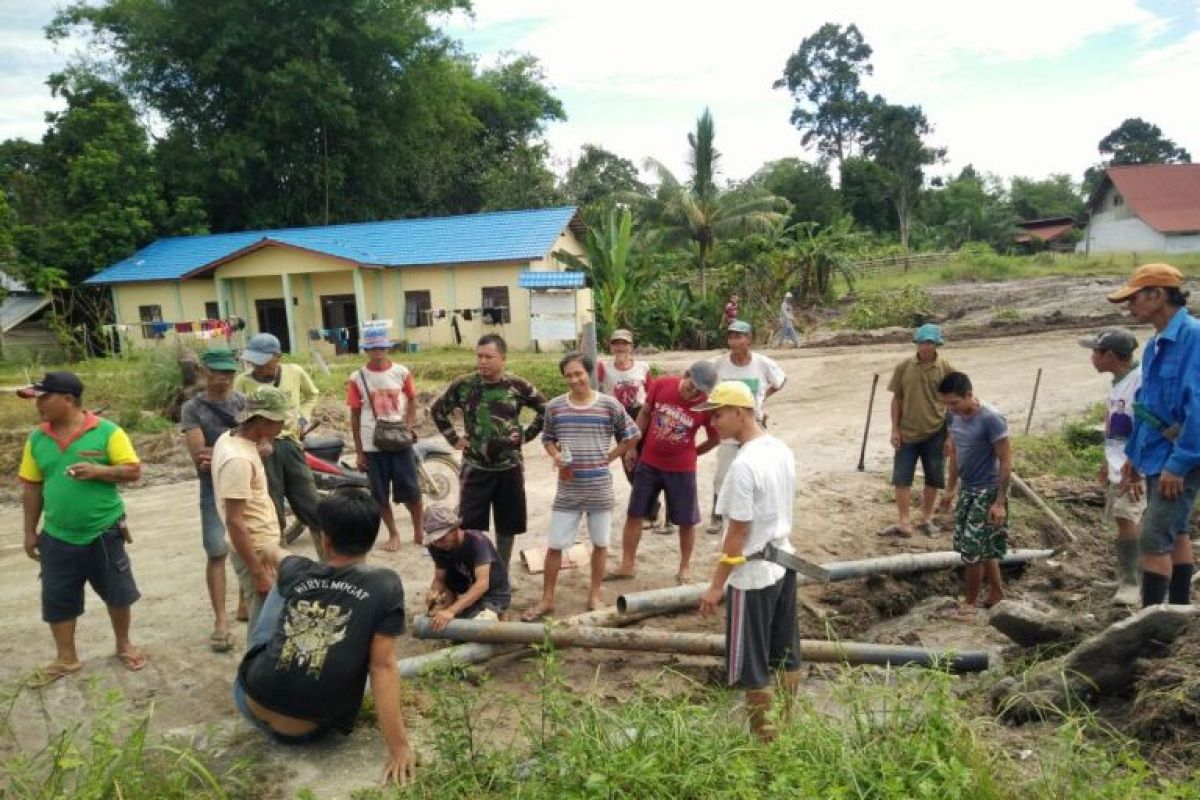 Warga dan TNI perbaiki pipa air bersih Sungai Dangin