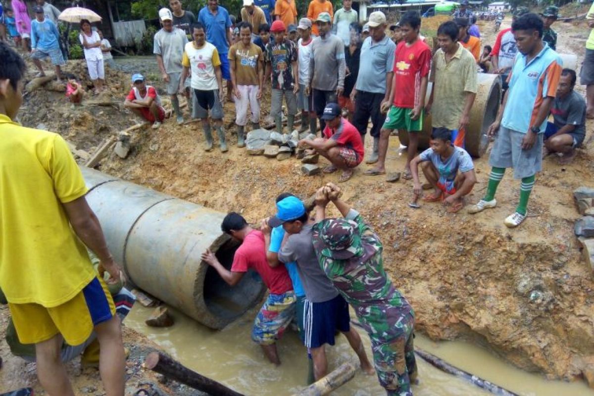 Warga bantu pasang gorong-gorong sukseskan TMMD di Noyan