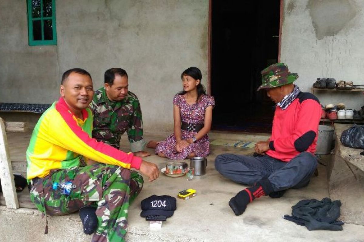 TNI giatkan komsos disela TMMD Sanggau