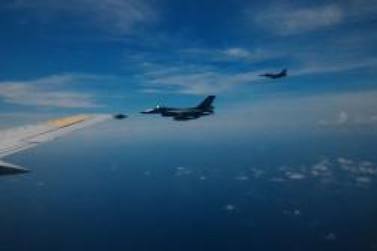 Rombongan Panglima TNI di kawal empat Pesawat F-16