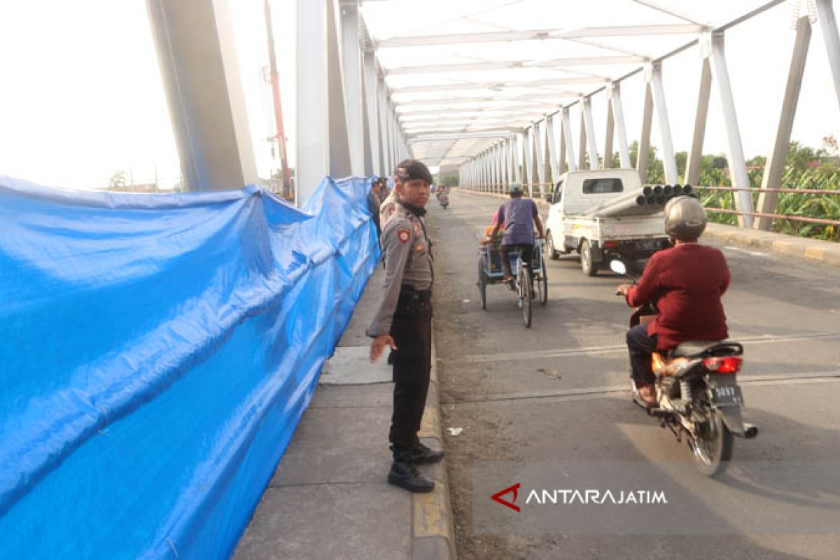 Polres Lamongan-Tuban Tempatkan Petugas Amankan Perbaikan Jembatan Widang