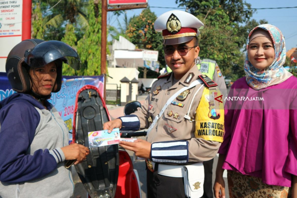 Hari Kartini, Polres Blitar Kota Bagikan Voucher SIM Gratis