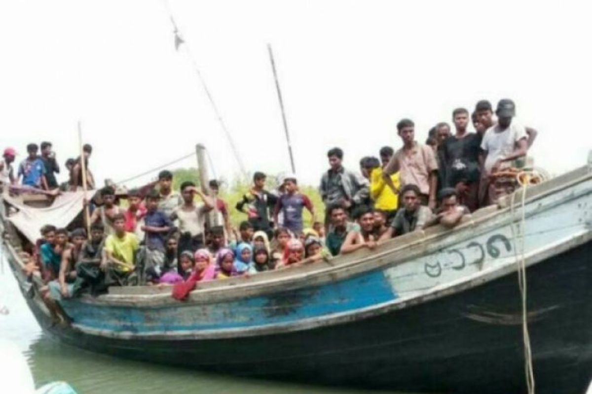 Puluhan warga Rohingya yang terdampar di Aceh alami dehidrasi