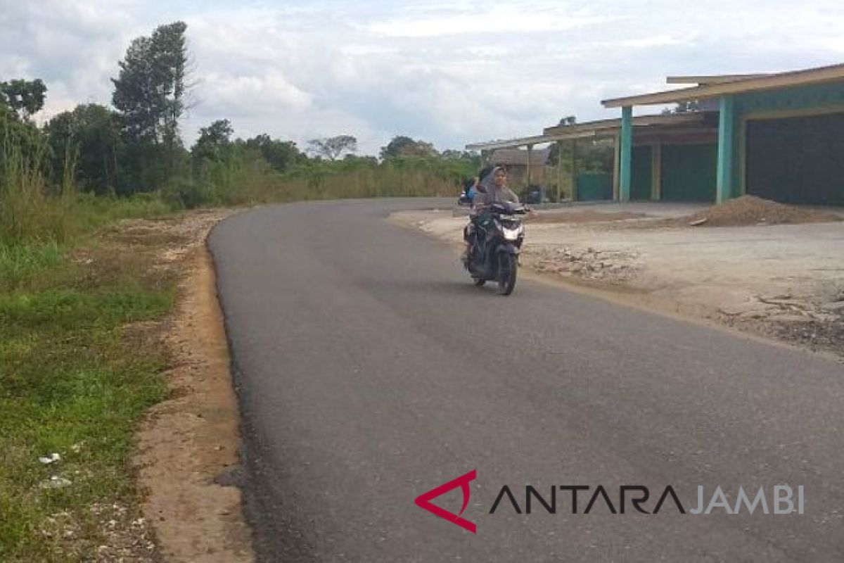 Pemkab Batangahari pasang marka jalan antispasi kecelakaan