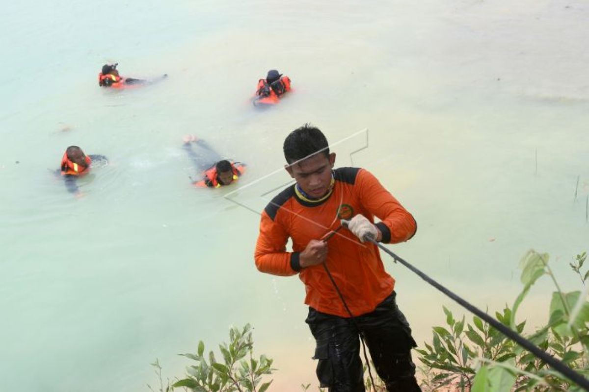 Gelombang laut menjadi kendala pencarian wisatawan tenggelam